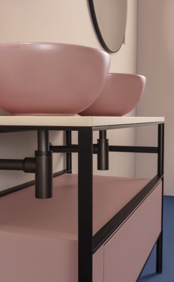 OPI e‘ un sistema d‘arredo multiforme dal segno contemporaneo. Offre infinite configurazioni per la molteplicità di forme, dimensioni, colori e materiali.